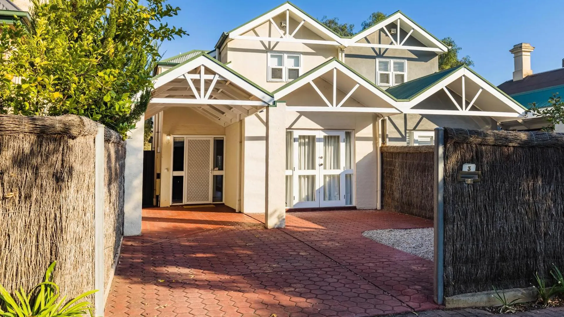 Modern & Convenient Family Home With Ample Amenities Adelaide Tatil Evi