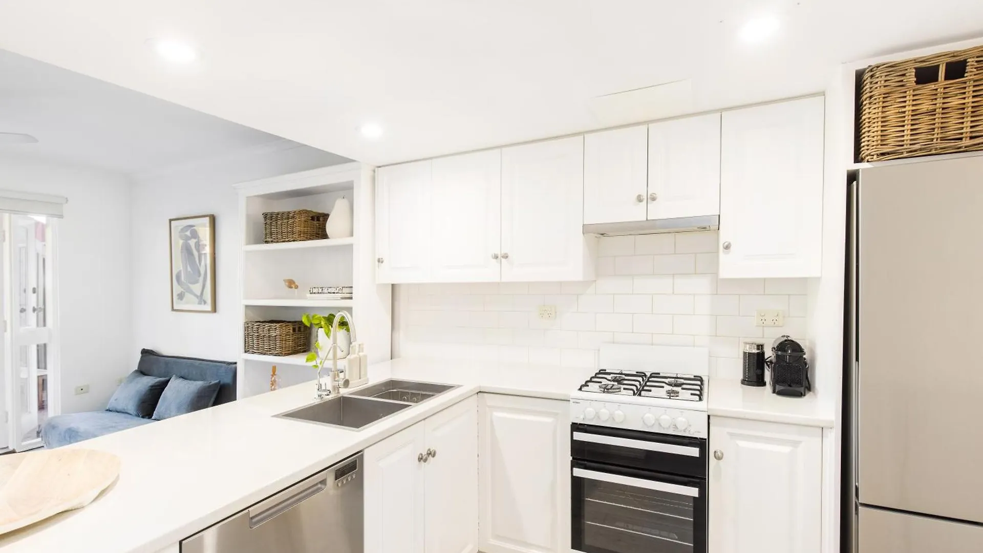 Modern & Convenient Family Home With Ample Amenities Adelaide Avustralya